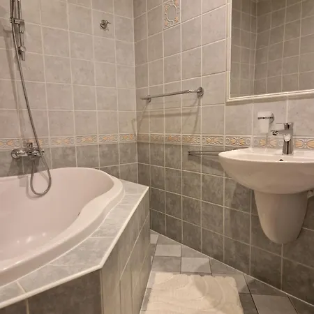 So Vstupom Do Privatneho Wellness A Vyhladom Na Hrad شقة *